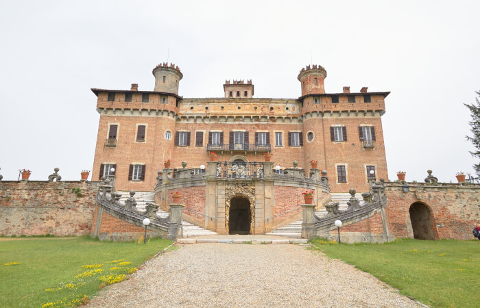 ItinDiViaggio's tweet photo. Siete stati a #Versailles? Non in Francia... ma a #ChignoloPo ! 😁
Avete capito bene, siamo in #Italia e questa splendida dimora in provincia di #Pavia è stata paragonata alla #reggia Francese
@LucaPery @rivogliobarbie @cittameridiane @SimonaPasquino5 @untrolleyperdue https://t.co/N8cRA76sqt