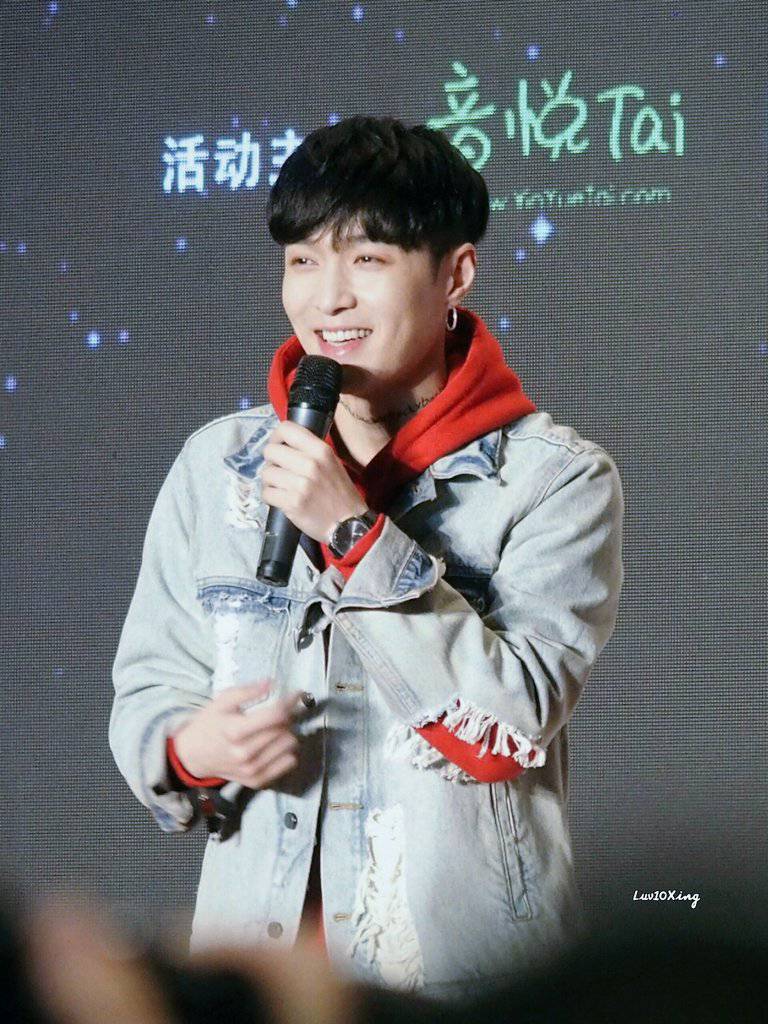hourlylayzhang's tweet photo. [@layzhang] https://t.co/vRcVX9DtLc