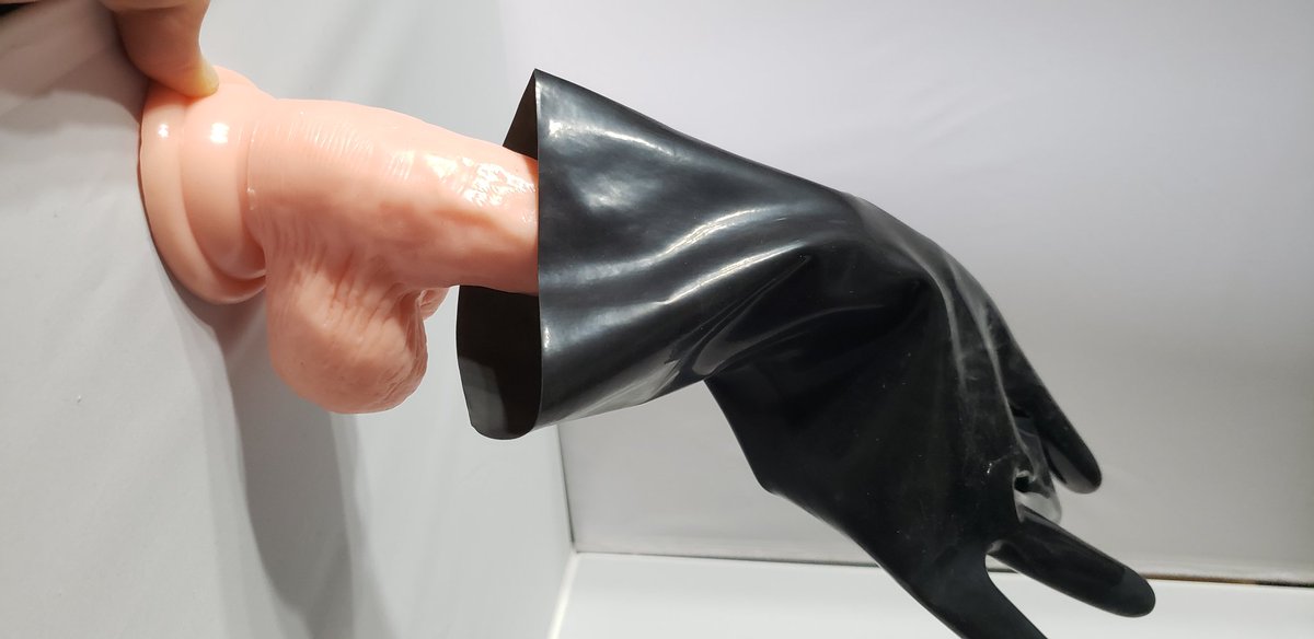 @strega3751 こんにちは。
映像、動画等ではないのですが、たまたまそういった作品を作った時の資料があったので何枚か用意しました。お役に立てれば幸いです。
お望みの質感でグローブと呼べるものを所持していなかったので、短めで質感が似たようなもの、質感は似てないが長さが同じものを添付します。 