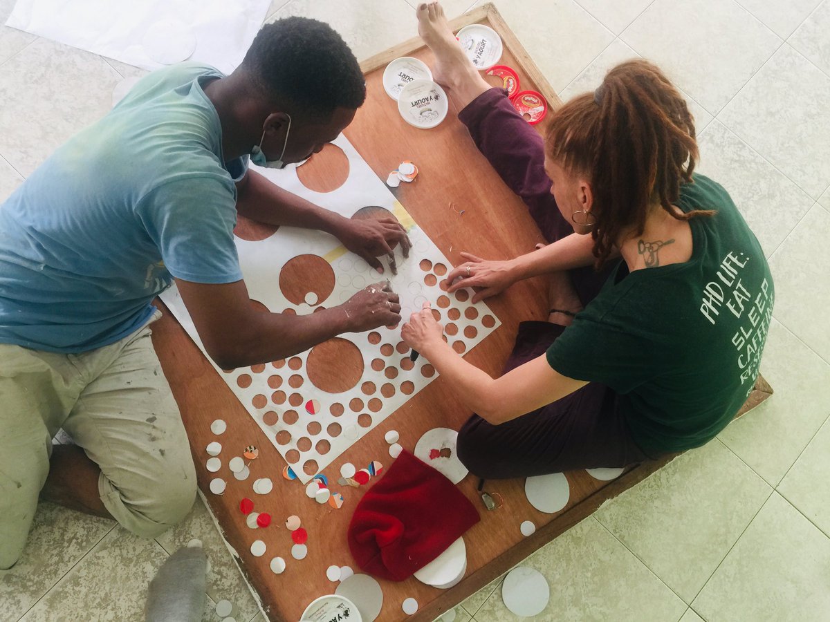 glodybolengu65's tweet photo. Peinture Murale en cours d’exécution au centre Ntongo Elamu avec l’artiste Malien Drissa Konaté sous la coordination de l’Américaine Terae SOUMAH. https://t.co/SLTli694ka