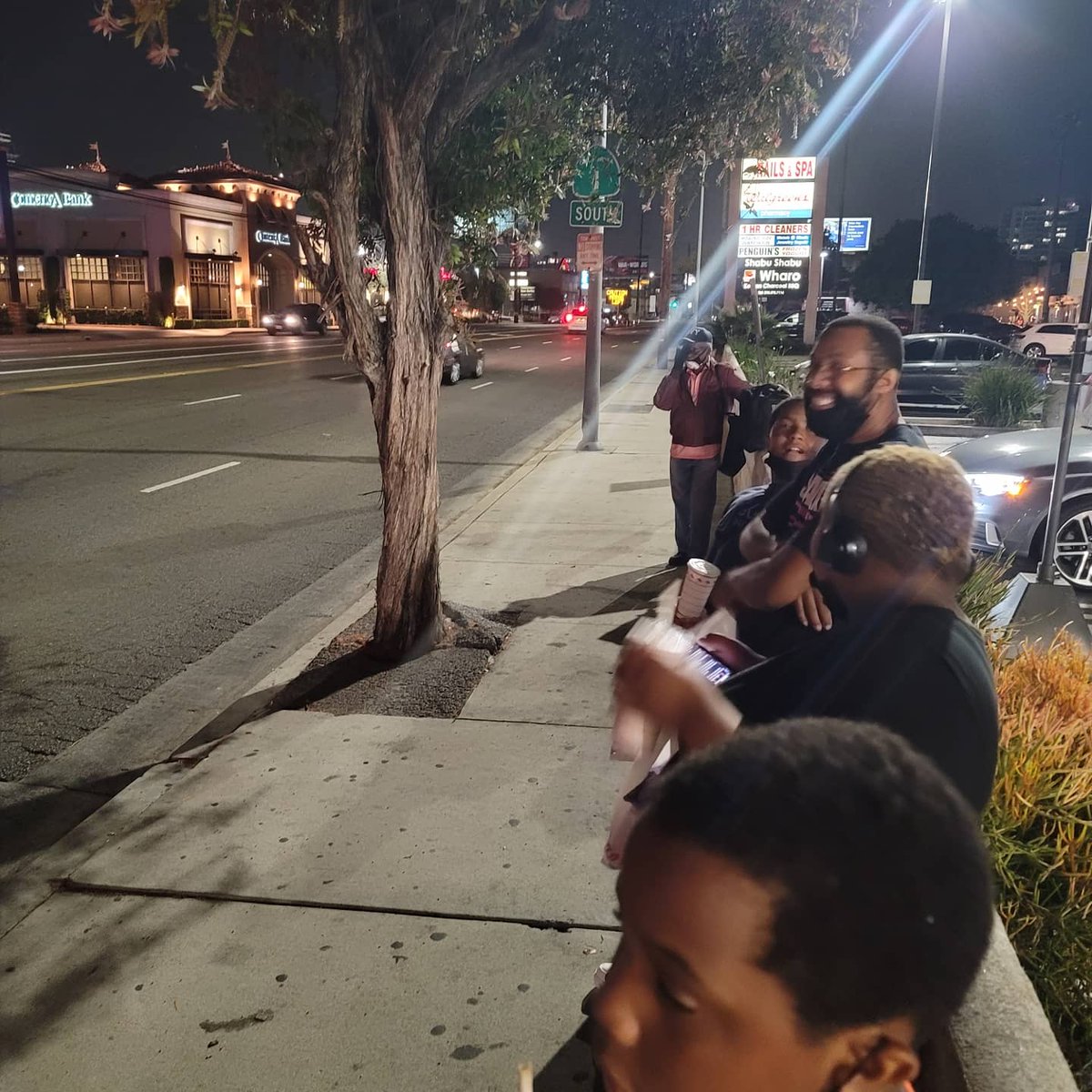 Seasoned4u's tweet photo. Yay! Half my kids and the hubby are here! First flights for our 2 boys  first time to Cali for the #3down3togo crew:-) We walked them all around Venice tonight. They love the public transportation options but asked me to order a lyft back to the room #theyaintready #familytime💕 https://t.co/geC0nMEXwH