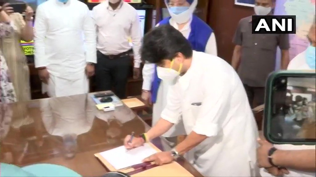 thescript_in's tweet image. Jyotiraditya Scindia takes charge as the Minister of Civil Aviation.

#JyotiradityaMScindia #CabinetReshuffle2021 #CabinetExpansion