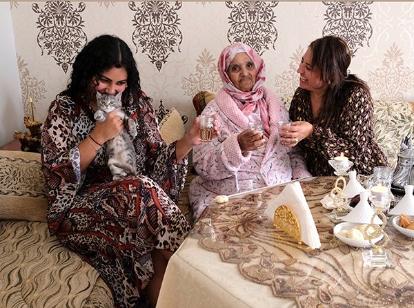 Fatiha woont met haar dochter Amira en haar mama 👩‍👩‍👧 in een sociale woning in Oostende. De woning is heel Vlaams ingericht, op hun Marokkaanse zithoek na. Als Amira van school thuiskomt, maken ze altijd even tijd om met z’n drieën een theetje te drinken. 🫖😋 #homesweethome