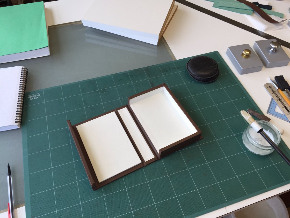 moreleavespls's tweet photo. Ending the week on a high. Box complete! Bespoke packaging is the ultimate antidote to a restless mind.
#iloveboxes #ilovepaste #messyworker #happy https://t.co/wWEpkg2Gs6
