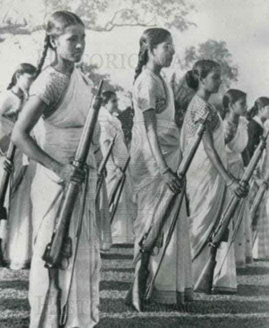 भारत-चीन 1962 युद्ध की झलक :- 
जब भारतीय सेना ने चीन से एक अपना राज्य गँवा दिया था तब साड़ियाँ पहने - भारतीय होम गार्ड की लड़कियों ने राइफल्स उठाई और शक्तिशाली पीएलए का सामना करने का फ़ैसला किया !! #bharatkisherniya #indo_china_1962_war