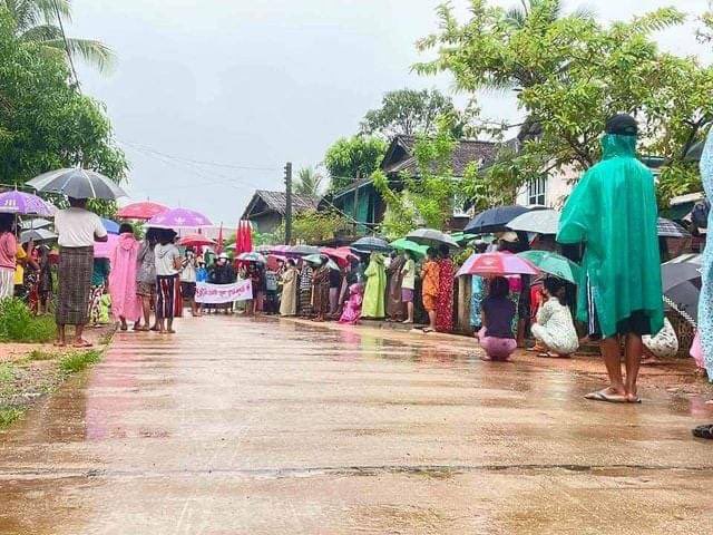 On the early morning of July9, people in #AukYaePhyu village, #Launglon tsp, #Tanintharyi region marched in the rain to protest against the military dictatorship. 
#July9Coup #WhatsHappeningInMyanmar