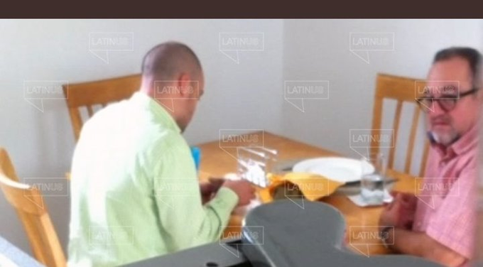 SenderoDerecha's tweet photo. Another brother of Lopez Obrador, receiving wads of money in 2015 election.

@POTUS @KamalaHarris @WSJ @FinancialTimes @el_pais @CNNEE @washingtonpost @latimes @nytimes @lemondefr @MSNBC @chicagotribune @USATODAY @nypost @BostonGlobe @TheSun @Telegraph @guardian @jorgeramosnews https://t.co/l2WAPHXxel