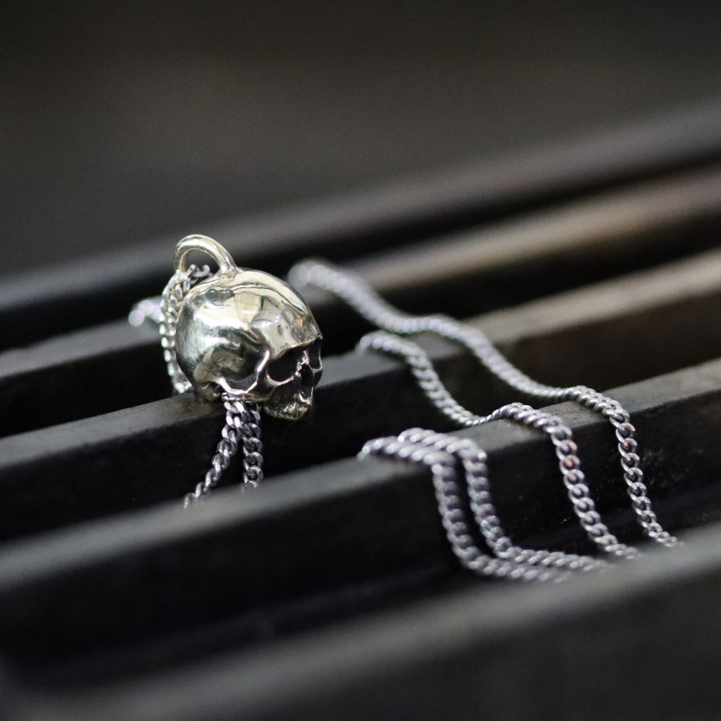 VRVOdesigns's tweet image. Bold and delicate the skull is an iconic symbol of our precious mortality.💀 You have one life… Be BOLD and wear VRVO.

#LIVEBOLDWEARVRVO #cosmicjewelry #streetstylelooks #jewellerywoodstock #silverpendants #ınstafashion #bikegirls #bespokelife #skullnecklace #ringjewelry