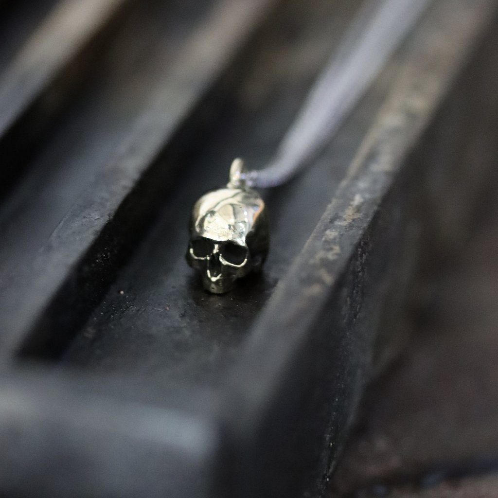 VRVOdesigns's tweet image. Bold and delicate the skull is an iconic symbol of our precious mortality.💀 You have one life… Be BOLD and wear VRVO.

#LIVEBOLDWEARVRVO #cosmicjewelry #streetstylelooks #jewellerywoodstock #silverpendants #ınstafashion #bikegirls #bespokelife #skullnecklace #ringjewelry