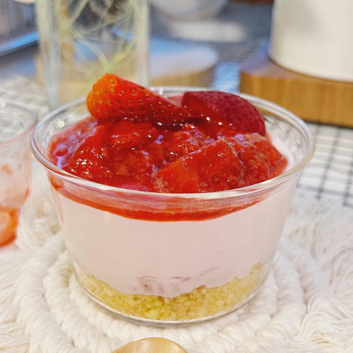 adaywith_jrsw's tweet photo. Strawberry Cheese Pie ~~~~~~~ strawberry 🍓 • วันนี้ทดลองสูตรเองงับ 🍓 พาร์ทของแคร็กเกอร์ติดเค็มเบาๆเอาไว้ตัดเลี่ยน ,,, , พาร์ทของครีมชีสหวานน้อย texture เยิ้มๆ , ,, ถ้าอยากเพิ่มความเปรี้ยวความหวาน ราดท้อปปิ้งซอสสตรอว์เบอร์รี่เน้นๆไปเลย strawberry 🍓#strawberrycheesepie #ชีสพาย https://t.co/1kbyvDnTgz