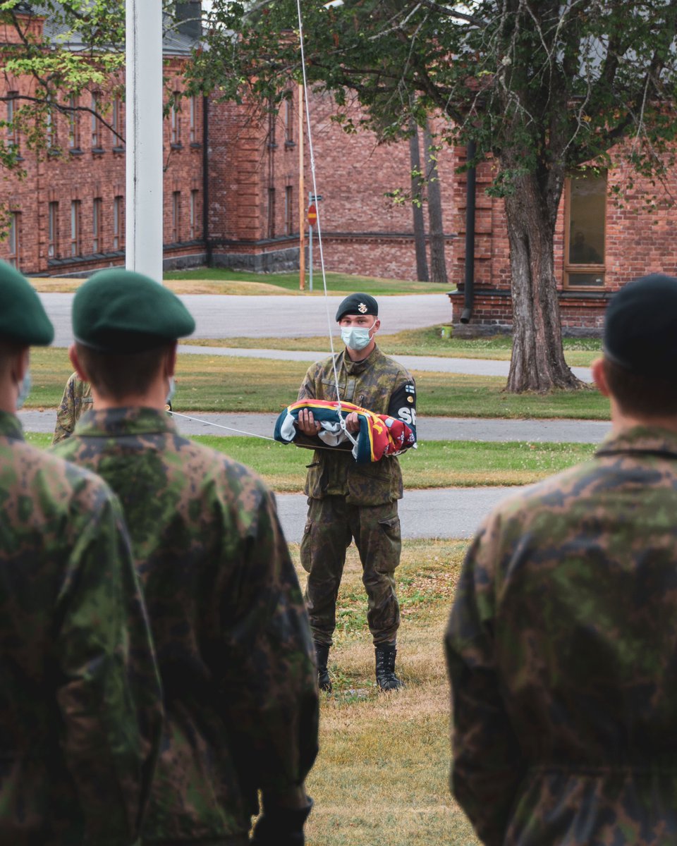 Nylandsbrigad's tweet photo. Brigaden uppmärksammar idag Marinens årsdag. Dagen inleddes med högtidlig flagghissning i Dragsvik och kransnedläggning vid Sjöfararnas monument i Ekenäs centrum. Följ Marinen @Navyfi i sociala medier för att ta det av inlägg som publicerats under hela veckan #merellinenviikko https://t.co/nMf02jbIRU