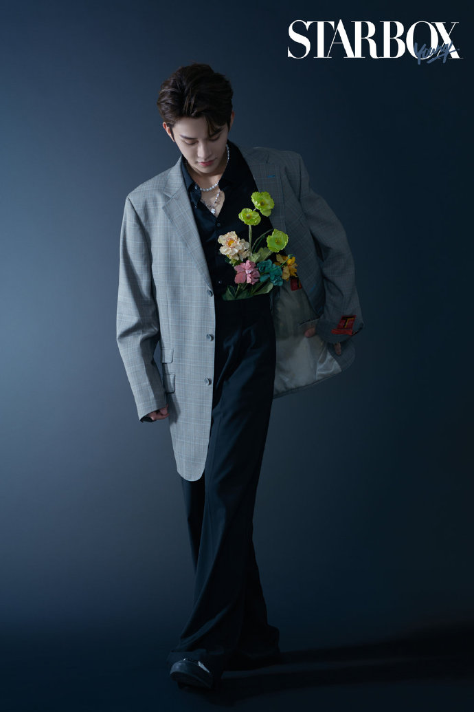 haoyuseason's tweet photo. #陈俊宇 #ChenJunyu x STARBOX 「Multi-talented」

"Whether it's dealing with hobbies, dreams or family and friends, Chen Junyu maintains the original passion. On the journey to the future, he turns his sincerity about ideals into flames, illuminating the direction of the night (+) https://t.co/6HDnUfy5xe