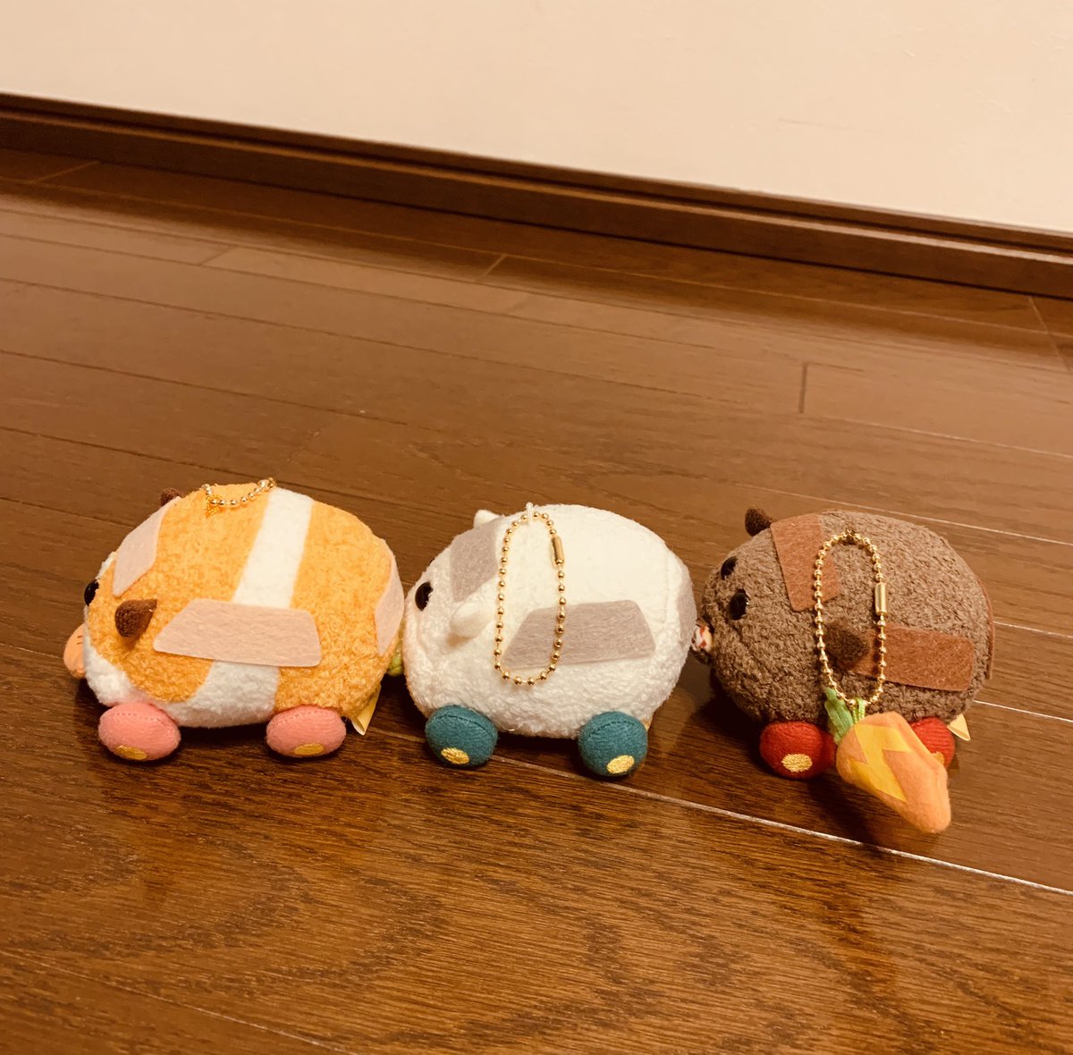 モルカー垢として名を馳せる綾辻行人先生のツイートに頻出する マスコットをもりもり作る家人 が小野不由美先生だと気づきもはやぷいぷいするしかない Togetter