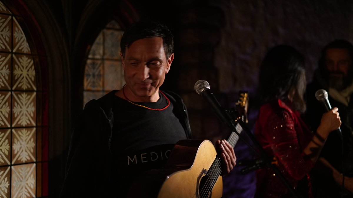 Feels Like Home - Moshe &amp; Nessi Gomes | Out Now 🙏 - mailchi.mp/e10def236115/d…