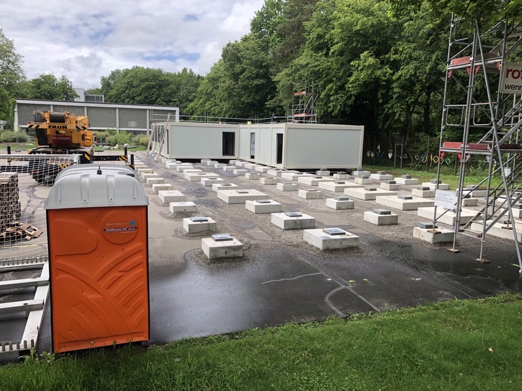 schulraum's tweet photo. Länggasse-Felsnau: Die ersten #Container #Klassenzimmer auf dem Hochfeld sind mit einer weiteren Woche Verspätung eingetroffen. 4. August sollen sie bezugsfertig sein. Eltern und Schulleitung hoffen auf die rechtzeitige Fertigstellung. @stadtbern @SP_Stadt_Bern @GFLBern https://t.co/0PqvuoiYOB