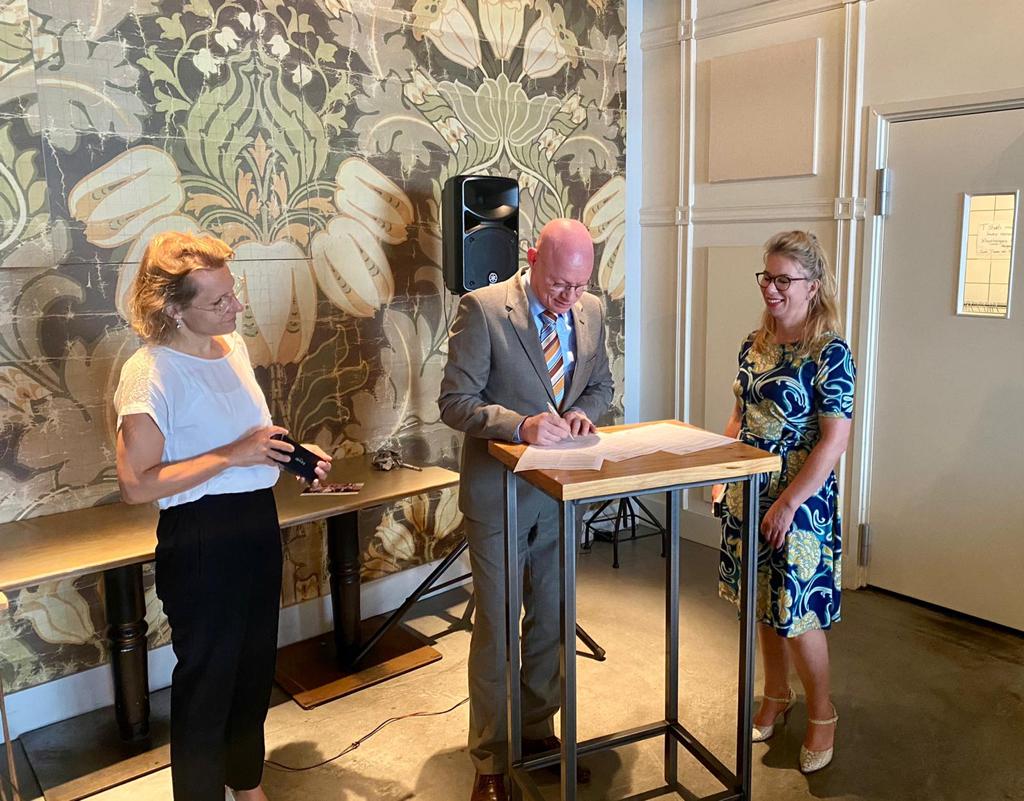 met_jehart's tweet photo. Wat een feest!🎉 Stichting Met je hart Houten is gisteren van start gegaan in De Roskam. Onze 36ste Met je hart gemeente.❤ Burgemeester van Houten Gilbert Isabella en ambassadeur Meike van der Veer tekende het Met je hart manifest.
#structureelontmoeten #eentegeneenzaamheid https://t.co/uxEyMt7lBA