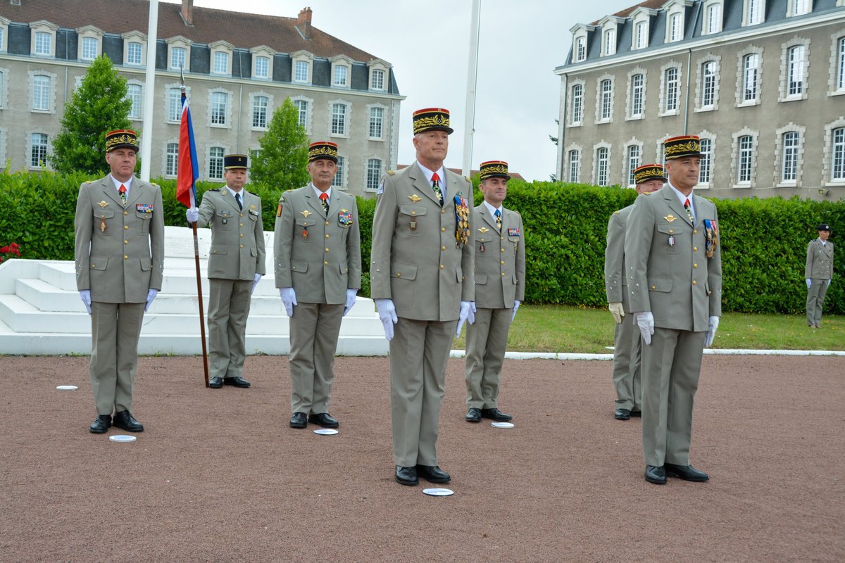 armeedeTerre's tweet image. Le général Frédéric Hingray, DRH de l'@armeedeterre, quitte l'institution après 4 décennies au service de la France. Du #1erRPIMa au #6eBIMa, du cabinet du Ministre à la brigade de renseignement, il a été de tous les combats. "Pour la fierté de ceux qui suivront". #ÊtreChef