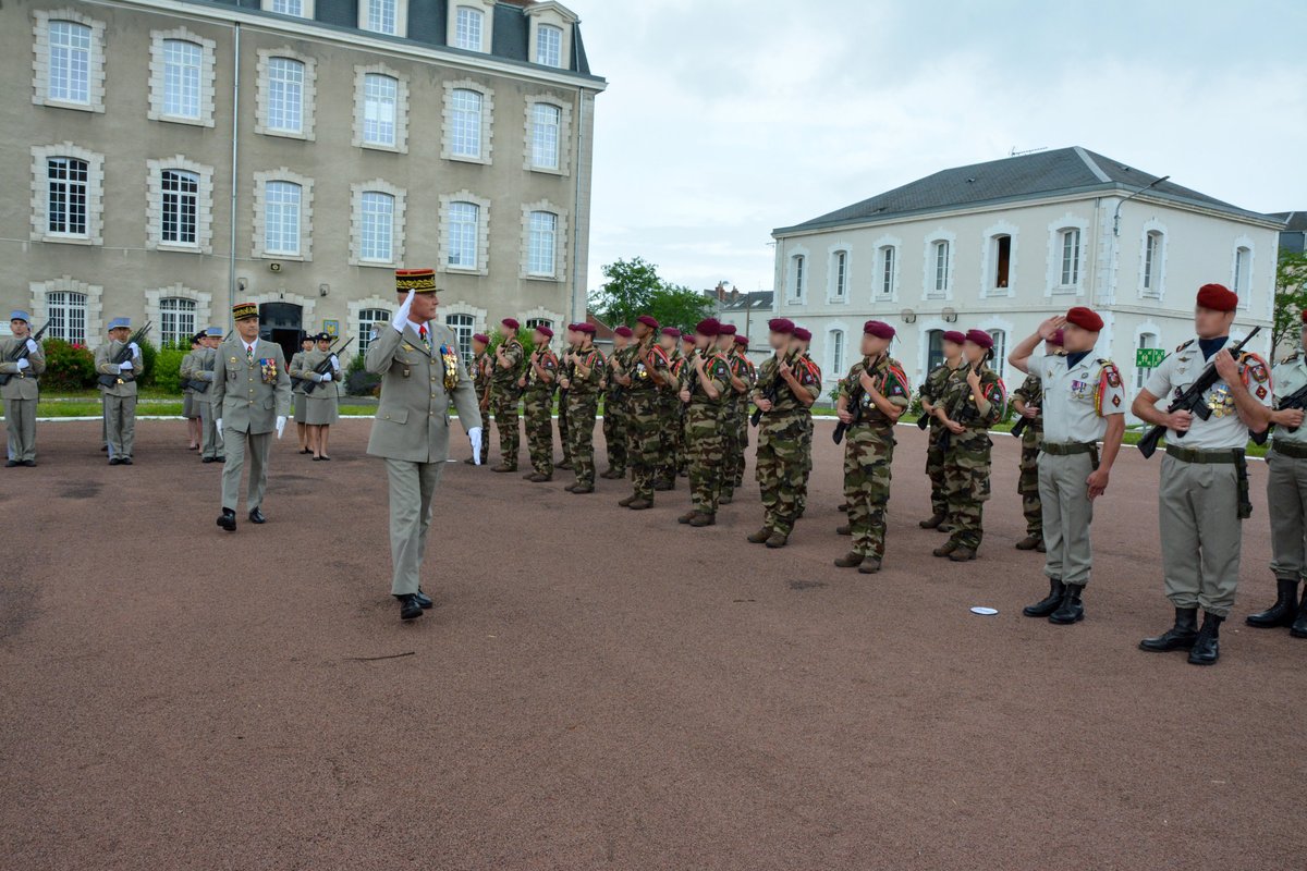 armeedeTerre's tweet image. Le général Frédéric Hingray, DRH de l'@armeedeterre, quitte l'institution après 4 décennies au service de la France. Du #1erRPIMa au #6eBIMa, du cabinet du Ministre à la brigade de renseignement, il a été de tous les combats. "Pour la fierté de ceux qui suivront". #ÊtreChef