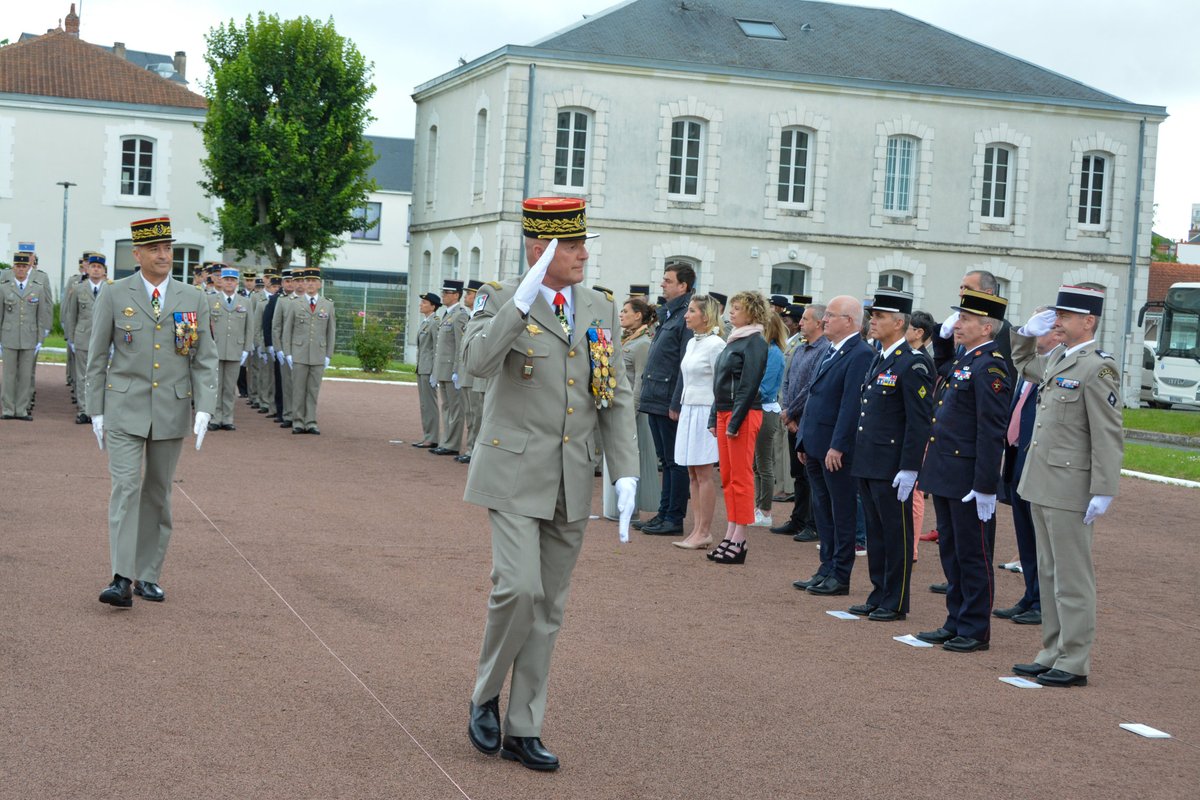 armeedeTerre's tweet image. Le général Frédéric Hingray, DRH de l'@armeedeterre, quitte l'institution après 4 décennies au service de la France. Du #1erRPIMa au #6eBIMa, du cabinet du Ministre à la brigade de renseignement, il a été de tous les combats. "Pour la fierté de ceux qui suivront". #ÊtreChef