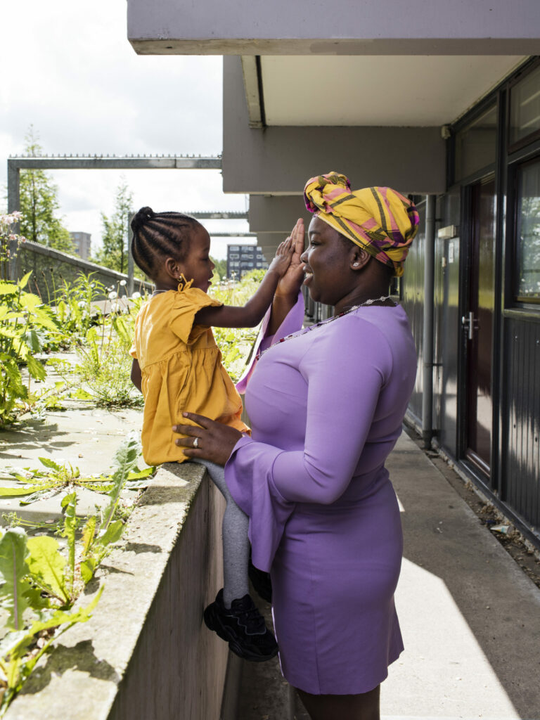 Lees verder over ROC-studente en jonge moeder Cemora. Toen haar dochter één jaar was, stond ze op straat.  Een pilot in Zuidoost brengt hoop: samen met perMens geven we jonge moeders een stabiele woonplek en zo ook toekomstperspectief. kansfonds.nl/artikelen/proj…

<a href="/verhaalpermens/">VerhaalperMens</a>