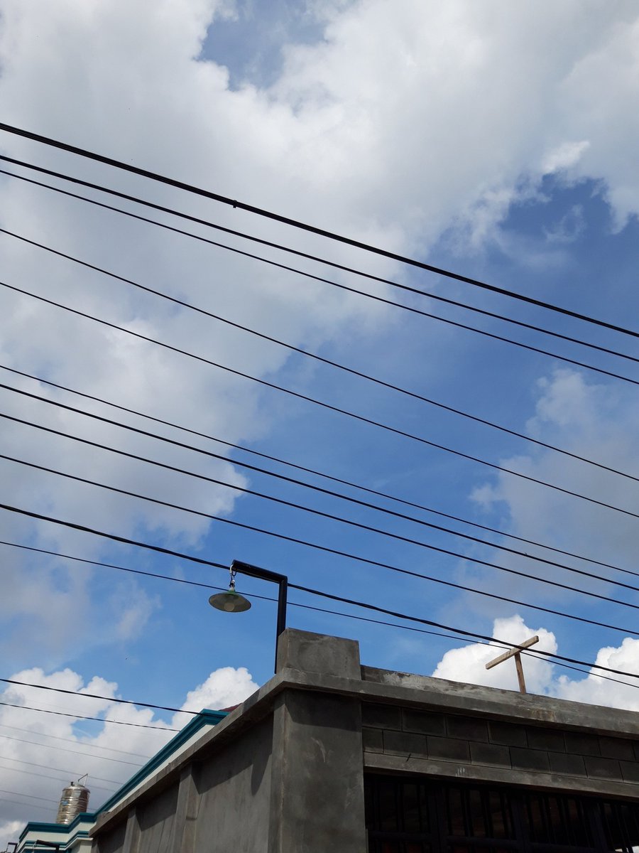 briandi82's tweet photo. Dear @pln_123 @Kaltim123 mohon perhatiannya. Posisi kabel tegangan tinggi dan SR ini sangat membahayakan krn hanya sekira 2 meter dari dak bangunan. (Lok : kota bangun ulu, kota bangun, kukar, kaltim) https://t.co/BUTmwhamUj