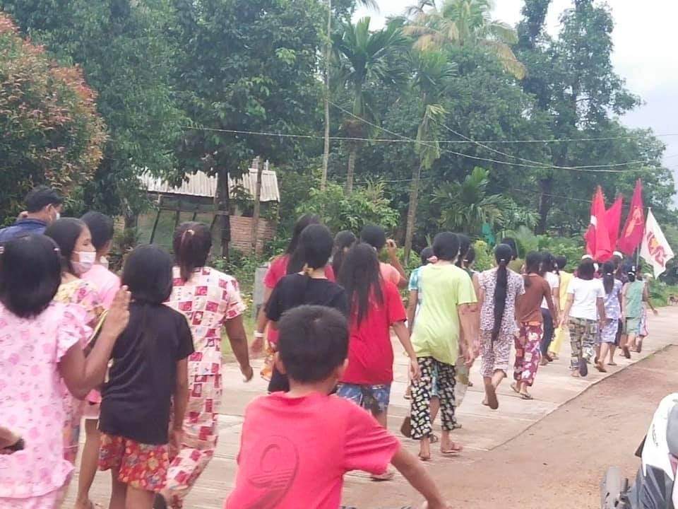 RvlBurma2's tweet photo. On July 9, anti-military protests took place in #Laythunkhan village, Launglone Township, the hometown of Colonel Ba Htoo.
#WhatsHappeningInMyanmar
#July9Coup
#MilkTeaAlliance https://t.co/mqdaWaDCfv