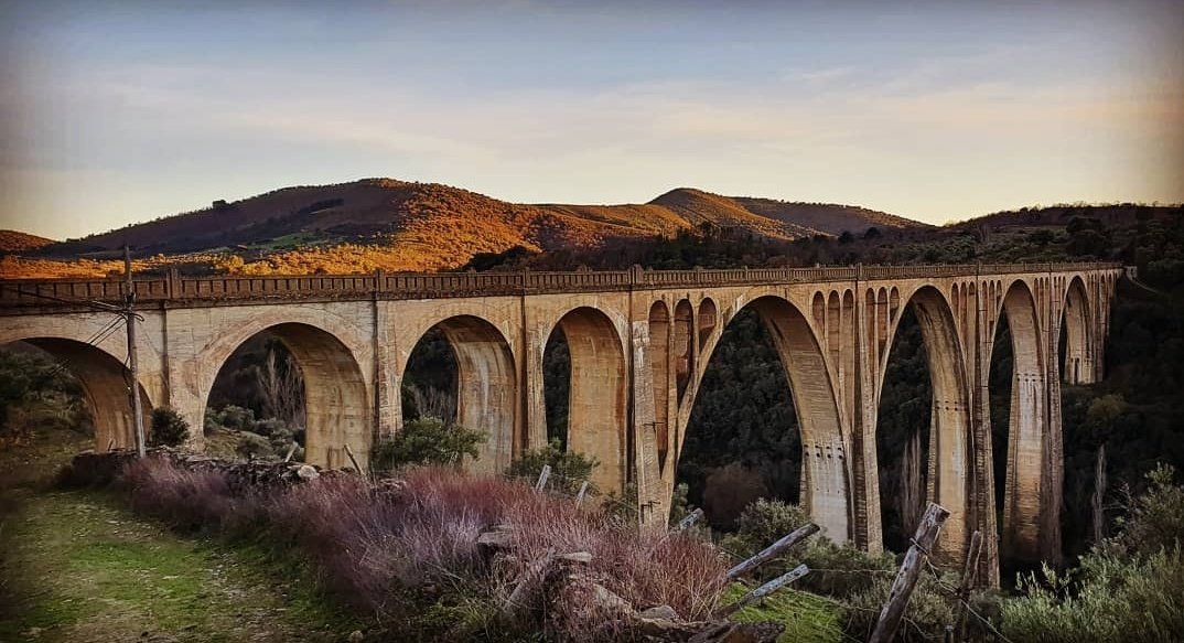 BlocIngenieria's tweet photo. Viaducto de Guadalupe, Extremadura. 
Formaba parte de la línea ferroviaria no finalizada entre Madrid y Huelva. 
La Sierra de las Villuercas supuso un impedimento clave para la finalización de la línea y se abandonó  su ejecución. 

#viernesdepuentes

📷mentorcorrea3103 https://t.co/YfgfaKEXPu