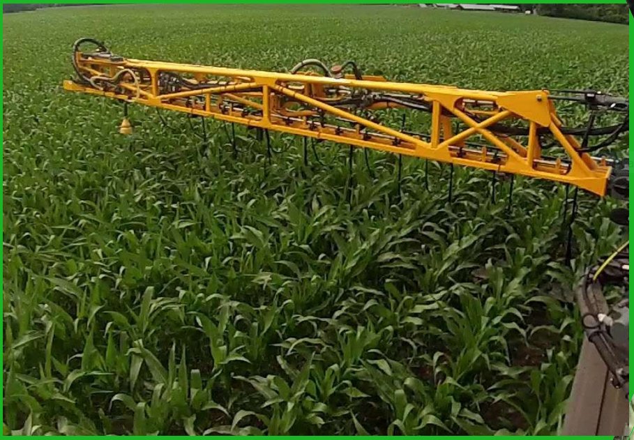 LechlerAgri's tweet photo. 🌽 [𝗗𝗿𝗼𝗽𝗹𝗲𝗴 𝗠𝗮𝗶̈𝘀] 🌽

Application 👨‍🌾

Pour une application tardive, dans un maïs de plus d' 1 m  de haut ! 🔝

Le Dropleg pour maïs permet de descendre le #buse de #pulve de traitement au ras du sol 🚜🚜 https://t.co/VauwL6vsZ8