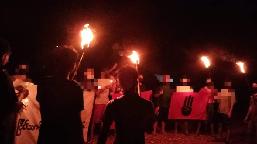 htet_novem's tweet photo. Peaceful anti-terrorist night strike led by youths in #Thinkyun Village, #Theyet_Chaung Tsp.
#July9Coup
#WhatsHappeningInMyanmar https://t.co/dvOTqDooyx