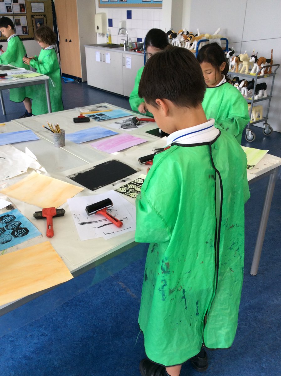 BSNJSV's tweet image. #JSVY3 enjoying the printing process. Making a repeated pattern.