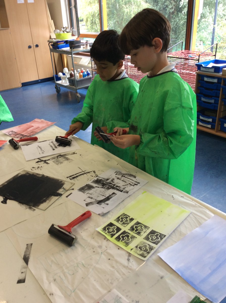 BSNJSV's tweet image. #JSVY3 enjoying the printing process. Making a repeated pattern.