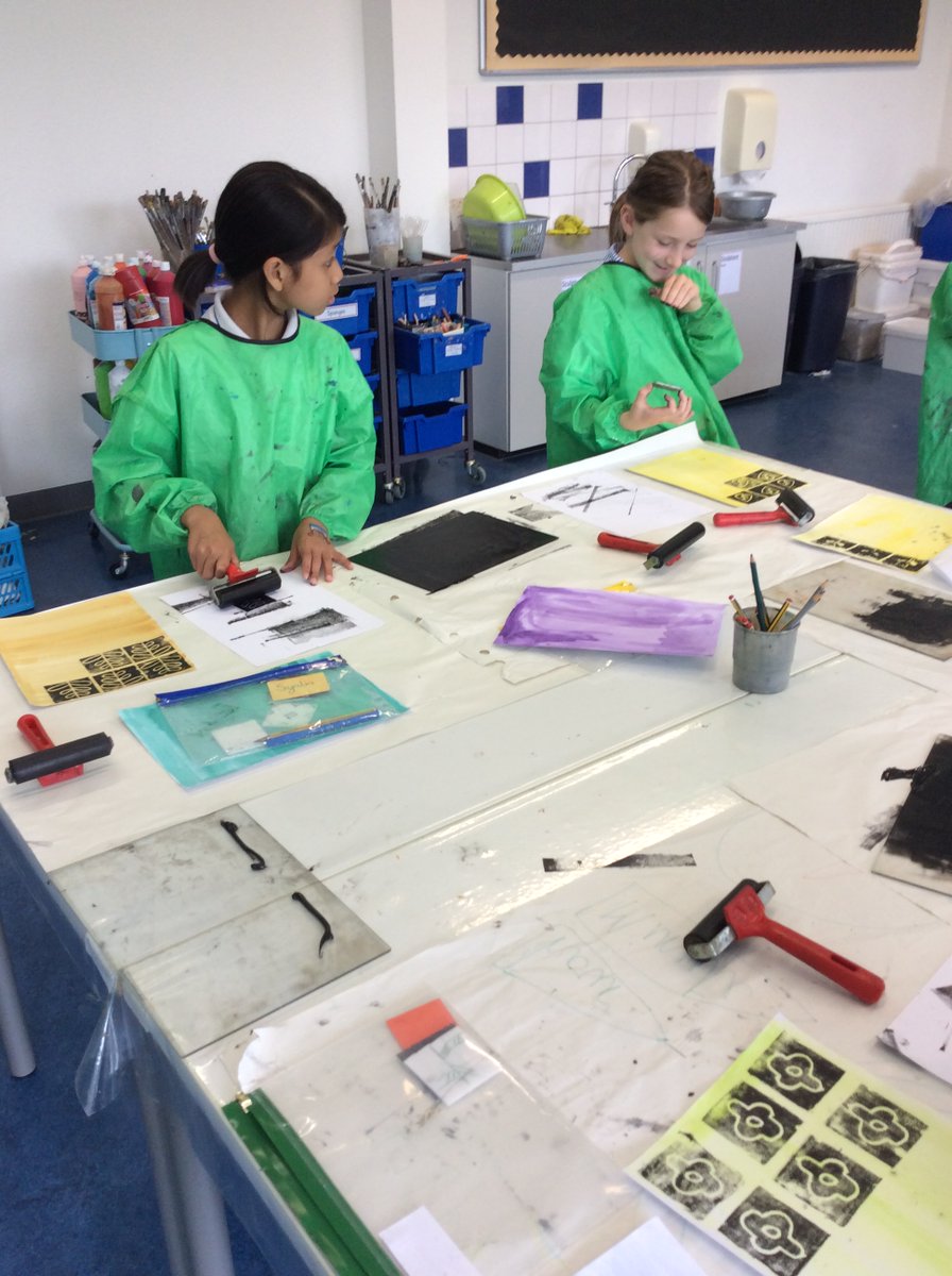 BSNJSV's tweet image. #JSVY3 enjoying the printing process. Making a repeated pattern.