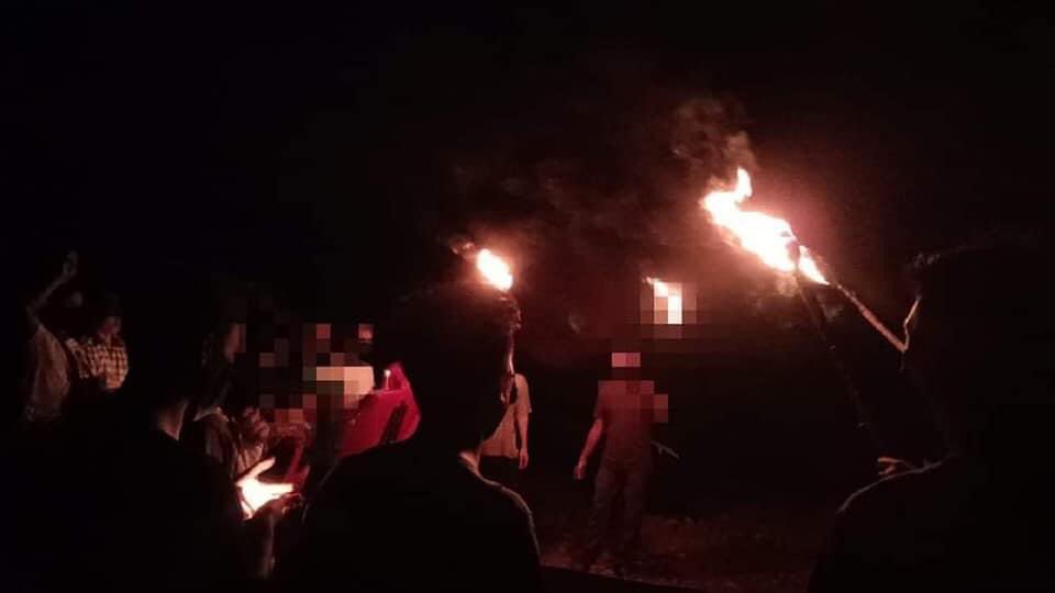 klatpri's tweet photo. Protesters from ThinKyone village of Thayet Chaung township chanted revolutionary slogans tonight holding torches, defying military rules. #WhatsHappeningInMyanmar #July9Coup https://t.co/vOZ5ZGG4as