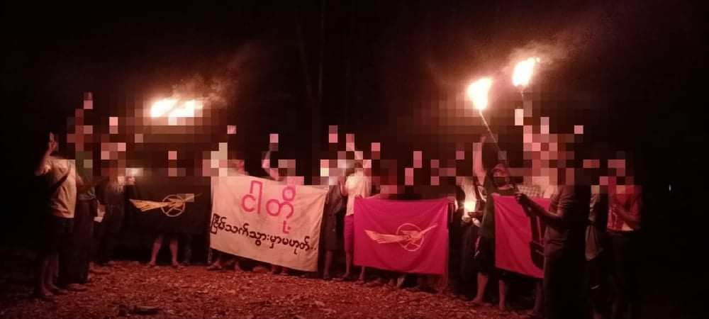 m_krl1's tweet photo. "We Never Silence Under Military Dictatorship''
A peaceful #CandleLightStrike along with FLAMBEAU was held by the residents in #ThinKyun village,#ThayetChaung Tsp on the night of July9.
#July9Coup #WhatsHappeninglnMyanmar https://t.co/WtKao4Wbym