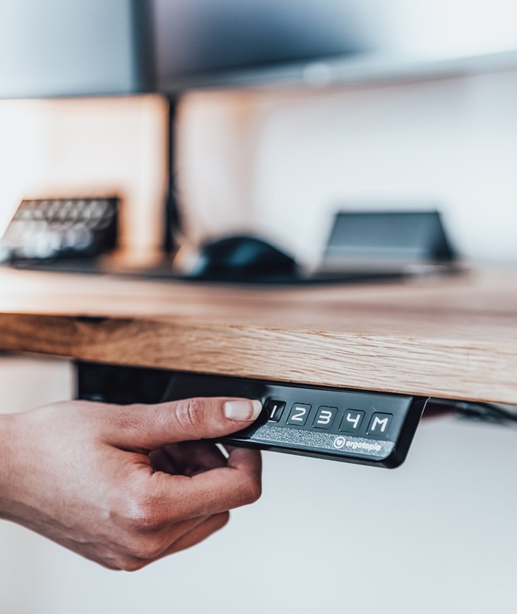 Ergotopia_de's tweet photo. Wusstest Du? Unser Desktopia Pro hat eine Memoryfunktion mit vier Speicherplätzen.
Er kann sogar mit einer simplen Konfiguration auf Knopfdruck in die Höhe fahren.🙂Schon mal getestet?
#DesktopiaPro #stehtisch #höhenverstellbarerschreibtisch https://t.co/jN6XOfaA62