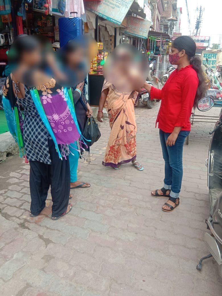 MKotwali's tweet photo. #BastiPolice #MissionShakti कार्यक्रम के तहत@MKotwali जनपद बस्ती पर गठित एंटीरोमियो टीम द्वारा गांधीनगर क्षेत्र में चेकिंग की गई व महिलाओं/बालिकाओं को सुरक्षा/बचाव हेतु जागरूक करती-
म0आ0 रीना सरोज
म0आ0 बिंदा बिंद
 #UPPInNews @Uppolice @AdgGkr @digbasti @AnilRai_IPS @mntlive @ndtv https://t.co/0U88c2C1TV