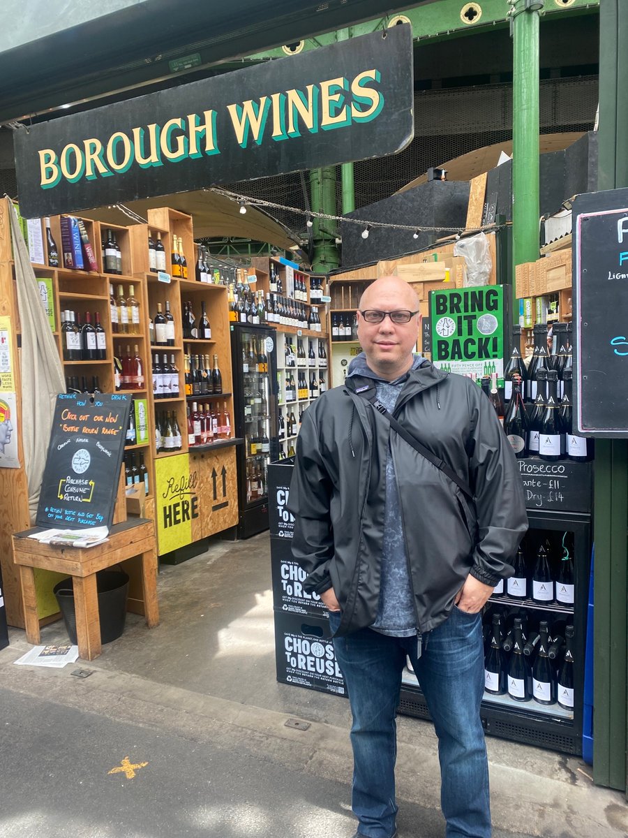 Hi Friends! remember we told you how we missed Borough Market? Well, here we are again! Just bought a bottle of good Burgundy and some British cheese from Leiscestershire to drink with it tonight. Perfection! 🐻 🐓