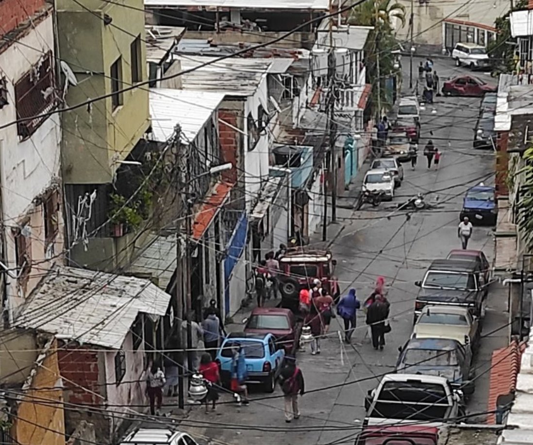 eldiario's tweet photo. #9Jul | Reportan desplazamiento de personas en la Cota 905 y El Cementerio, en Caracas. Vecinos salen de sus hogares con sus pertenencias.

Cuerpos de seguridad se encuentran en búsqueda de delincuentes en la zona.

🗞️📸: @monitoreamos https://t.co/FMQNQuvWHc