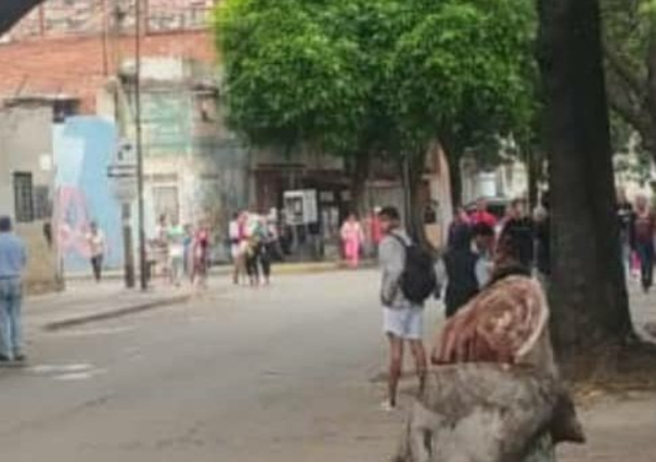 eldiario's tweet photo. #9Jul | Reportan desplazamiento de personas en la Cota 905 y El Cementerio, en Caracas. Vecinos salen de sus hogares con sus pertenencias.

Cuerpos de seguridad se encuentran en búsqueda de delincuentes en la zona.

🗞️📸: @monitoreamos https://t.co/FMQNQuvWHc