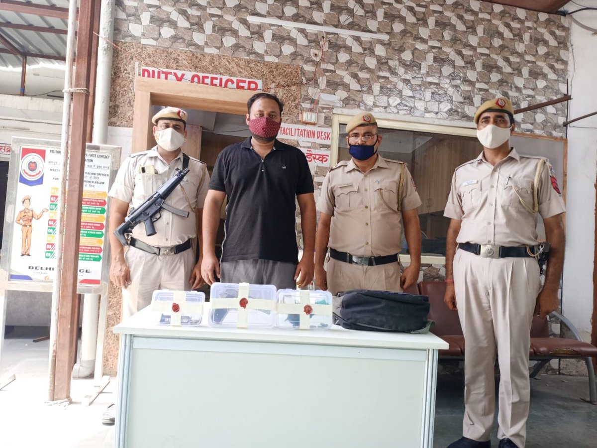 DCPSEastDelhi's tweet photo. #Tenty staff of PS New Friends Colony #busted an illegal weapon supplier of notorious Nasir gang namely  Atif Jamal age 35 yrs. Two country made pistols, three magazines and 13 live rounds recovered.
@HMOIndia @LtGovDelhi @CPDelhi @DelhiPolice https://t.co/62TzOq0f0C