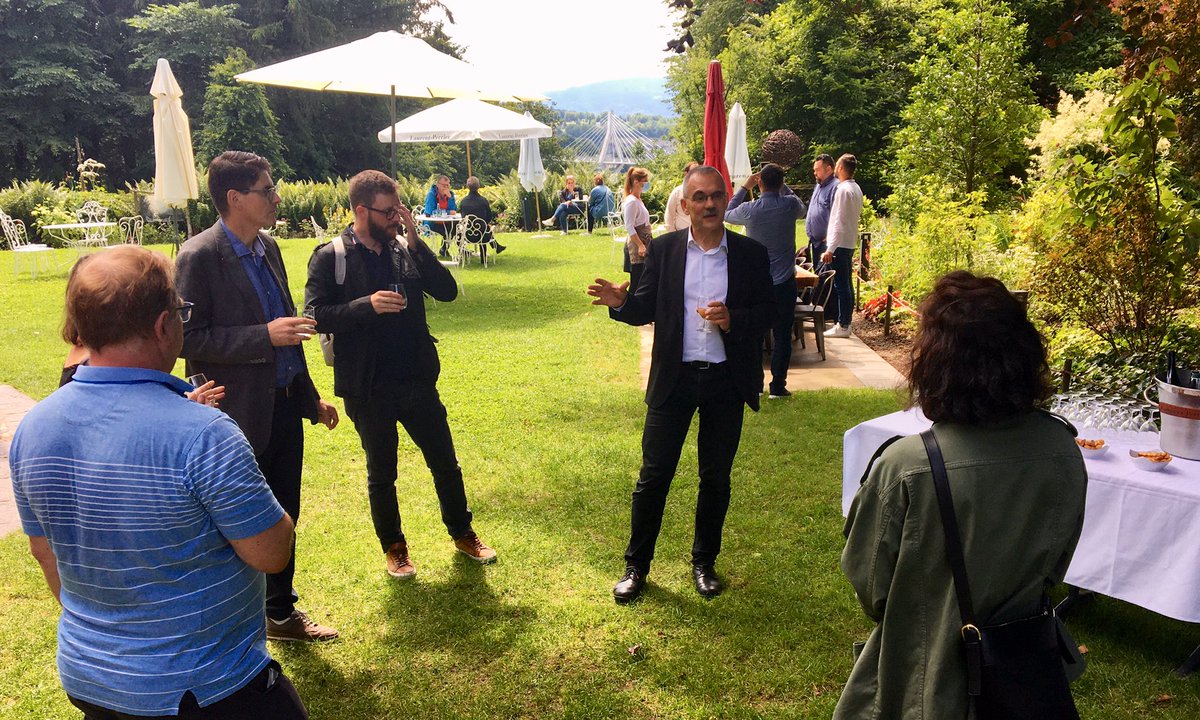 Le Président du Conseil d'État <a href="/steiertjf/">Jean-FrançoisSteiert</a> avec des représentant-e-s des médias lors de la traditionnelle réunion annuelle informelle. Un échange ouvert sur des sujets d'actualité en plein air.