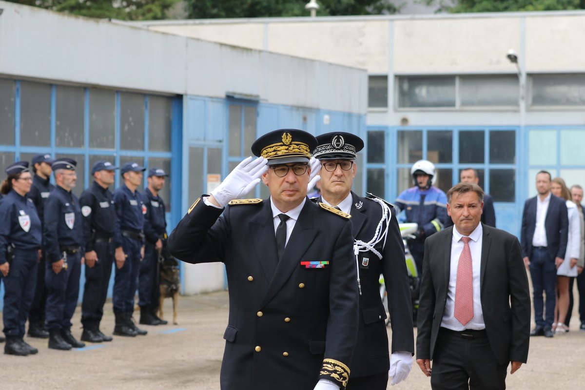 Prefet54's tweet photo. Le préfet Arnaud COCHET a présidé ce jour la première cérémonie #HommagePoliceNationale, en présence des autorités.

Il a rendu hommage aux policiers morts pour la France avant de remettre des médailles à plusieurs fonctionnaires de police.

Bravo et soutien à nos héros ! 👏🇫🇷 https://t.co/wqGhqr1jVT