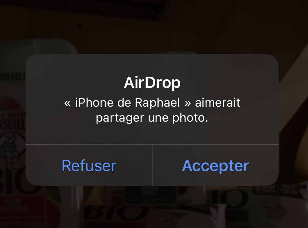 Gaellooou's tweet photo. #sncf partie 2, ne jamais activer son AirDrop dans le train https://t.co/CrUvgba5Jn