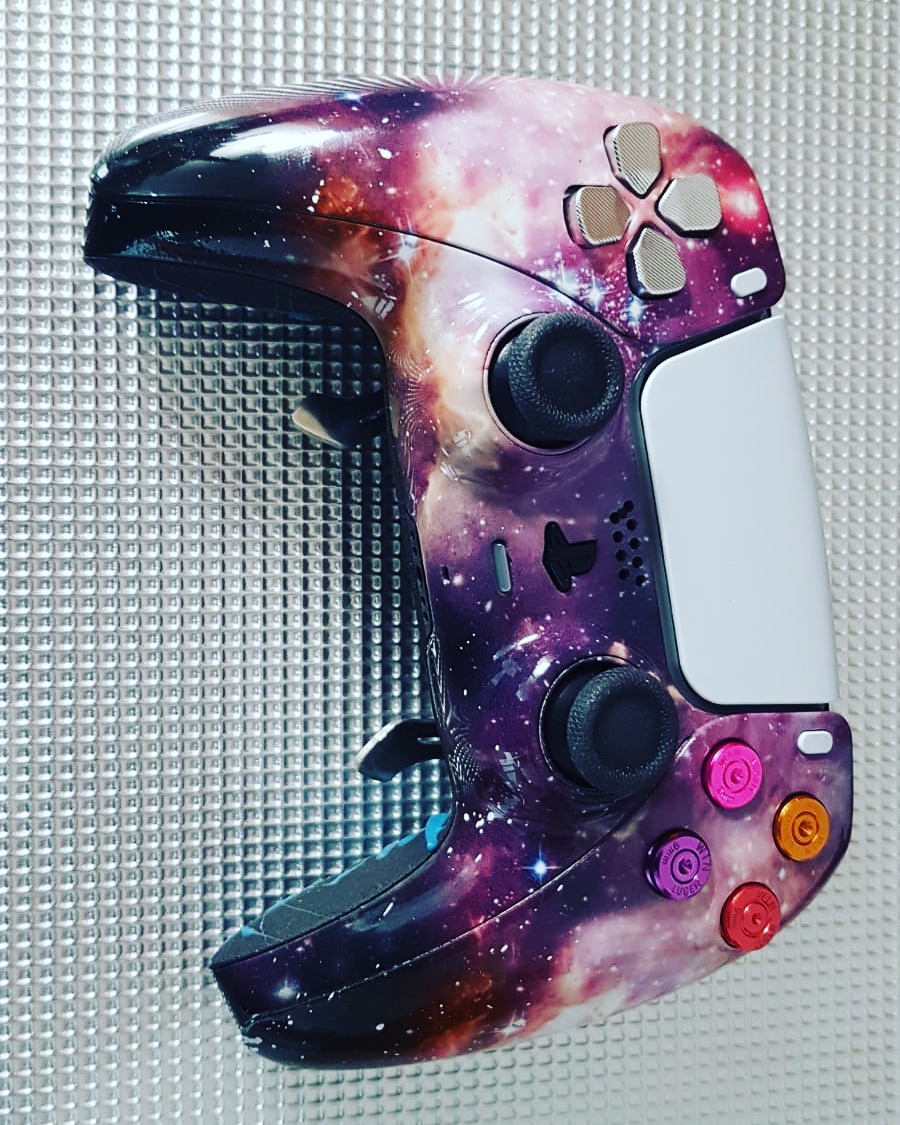 MandosVicius's tweet photo. GALAXY 🪐✨ Descubre la gran variedad de diseños para tu #MandoVicius y disfruta de las mejores palancas del mercado. ✅ ¡Magnéticas e irrompibles! 🎮
🏷️ #MandosPersonalizados #MandosPS4 #MandosPS5 #XBOX #PS5 #MandosXBOX #Videojuegos #ControlPS4 #DiseñosMandos #PinturaMandos https://t.co/fVq5QxO0DB