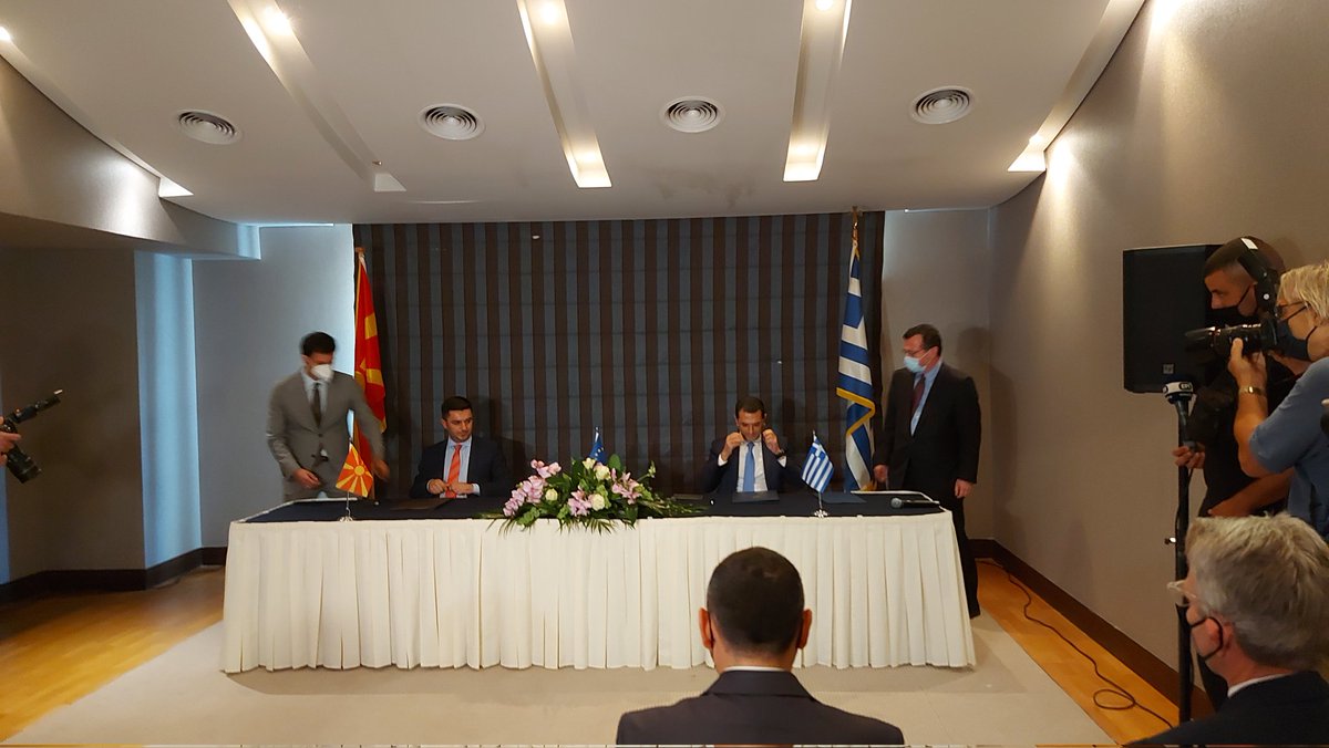 ristovska_s's tweet image. 🇲🇰🤝🇬🇷 @kresnikbektesi and @KostasSkrekas sign an agreement over the construction of a natural gas #interconnector
@MIA_NEWS_en @USAmbPyatt
