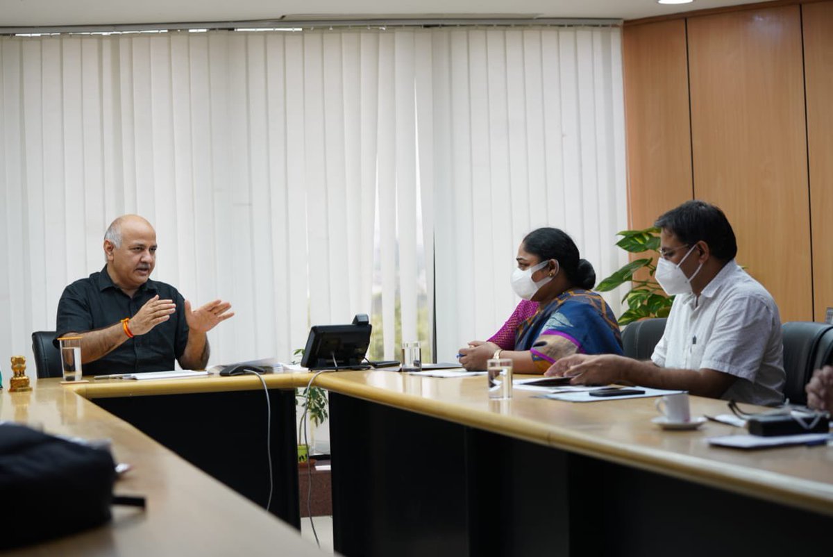 Manish Sisodia (@msisodia) on Twitter photo टोक्यो ओलंपिक को ले कर दुनिया उत्साह में है। हर देश मेडल जीतना चाहता है। हमने भी इसी लिए DSU शुरू की है।आज दिल्ली स्पोर्ट्स यूनिवर्सिटी की VC <a href="/kmmalleswari/">Karnam Malleswari, OLY</a> जी के साथ बैठक हुई।
ओलंपिक में देश के लिए गोल्ड मेडल जीतने पर दिल्ली के खिलाड़ियों को केजरीवाल सरकार 3 करोड़ का इनाम देगी। टोक्यो ओलंपिक को ले कर दुनिया उत्साह में है। हर देश मेडल जीतना चाहता है। हमने भी इसी लिए DSU शुरू की है।आज दिल्ली स्पोर्ट्स यूनिवर्सिटी की VC <a href="/kmmalleswari/">Karnam Malleswari, OLY</a> जी के साथ बैठक हुई।
ओलंपिक में देश के लिए गोल्ड मेडल जीतने पर दिल्ली के खिलाड़ियों को केजरीवाल सरकार 3 करोड़ का इनाम देगी।