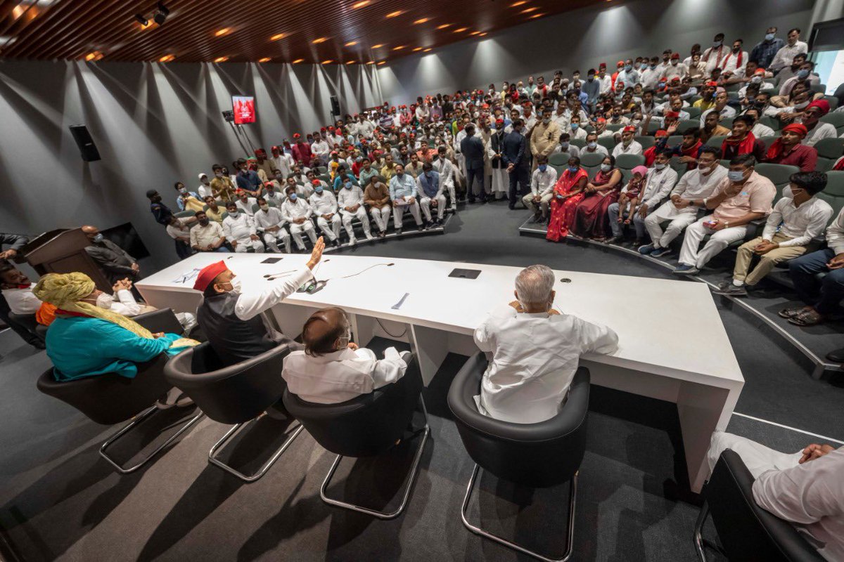 yadavakhilesh's tweet photo. पहले हाथरस की बेटी और अब लखीमपुर खीरी की बहन के साथ हुआ अत्याचार जनता देख रही है। रामायण साक्षी रही है और महाभारत गवाह है, जो नारी का अपमान करते हैं, उनको इस देश के लोगों ने कभी माफ़ नहीं किया और न कभी करेंगे। 

भाजपा की सत्ता की भूख आसुरिक है। 

#नहीं_चाहिए_भाजपा https://t.co/7vLT5KCpsT