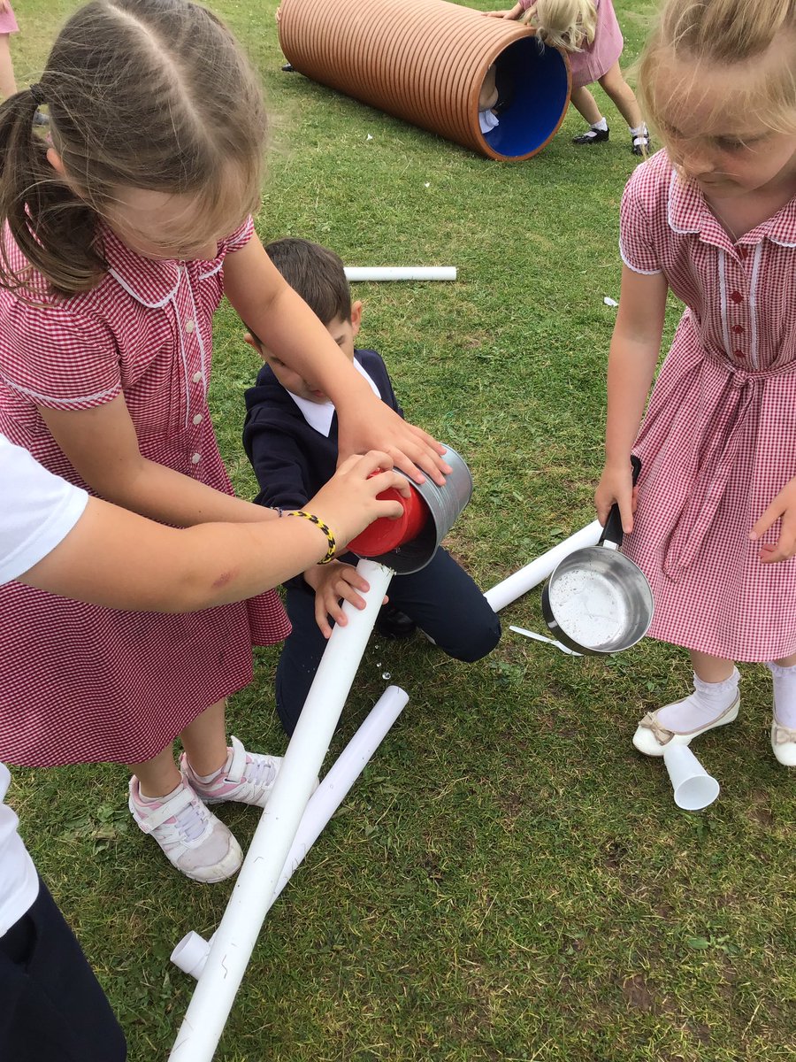 Y3GUPS's tweet photo. “Can we use water?” they said 😁. Lots of fun exploring on a Friday afternoon in 3RA #whathappensif #learningbutnotlearning https://t.co/PUU08YduFE