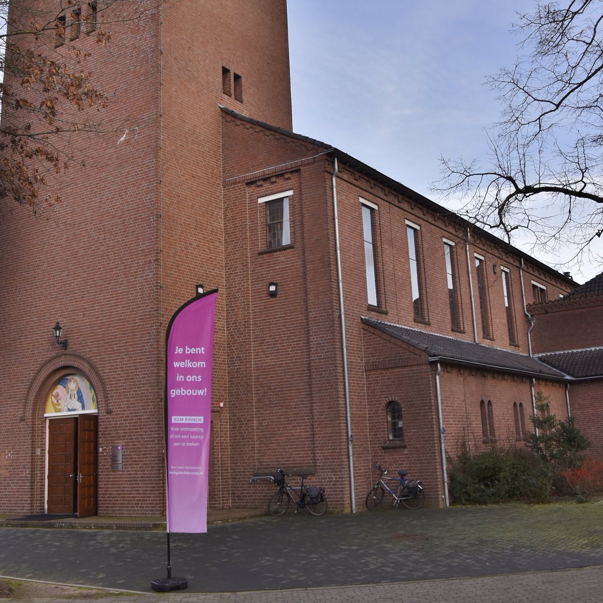 3gkdeventer's tweet photo. De @3gkdeventer wil een plek van rust en hoop zijn voor de inwoners van #Deventer. Voel je van harte welkom in de #Koningskerk voor een praatje, om een kaarsje te branden, te bidden, voor je te laten bidden of om er gewoon te zijn. Meer op https://t.co/GhJEJ9Si2v #openkerk https://t.co/xCb6jRtJ17