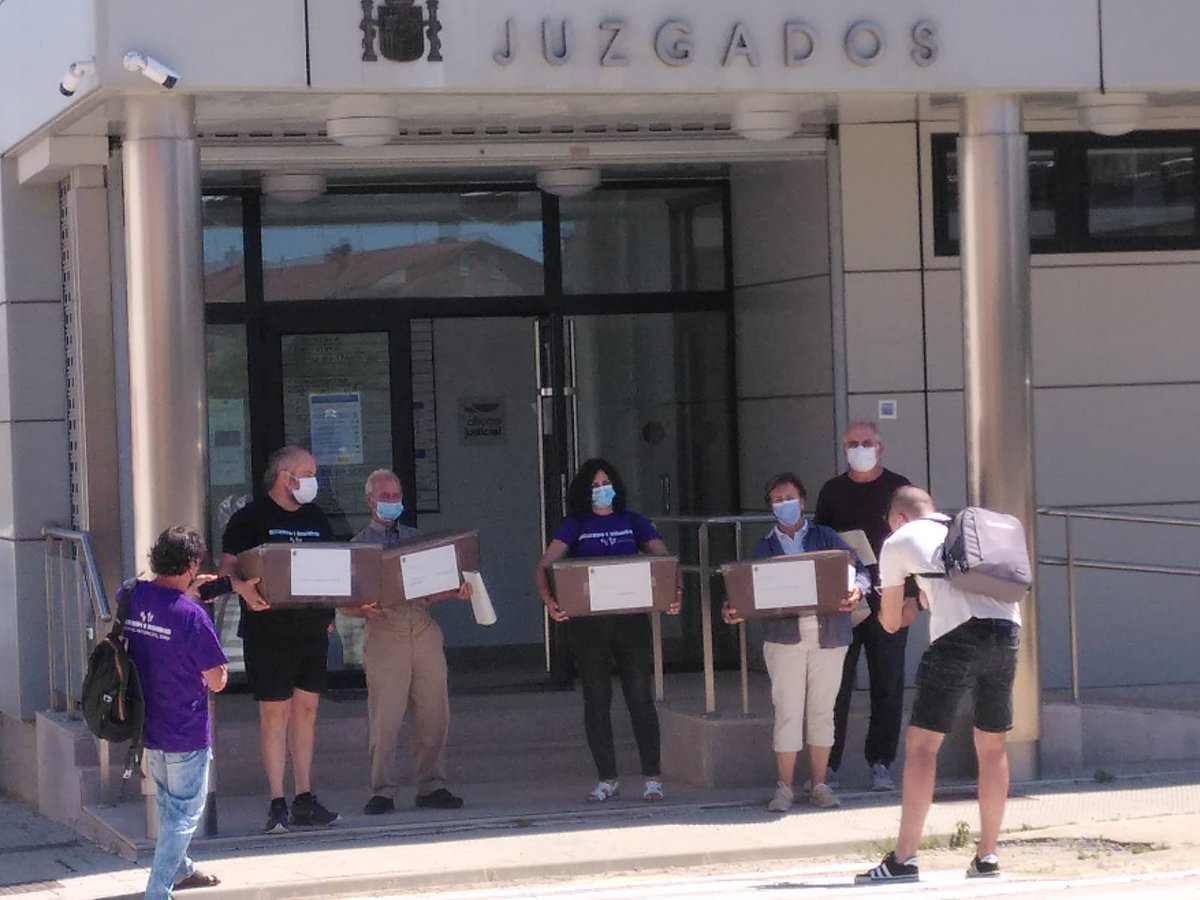 amnistiaespana's tweet photo. La asociación Recuerdo y Dignidad @RDignidad ha comunicado que la justicia ha entregado hoy los cuerpos de los desaparecidos de La Riba de Escalote a sus familiares, tras ser exhumados de una fosa común: https://t.co/Y8Yy4a7ZPU. Abrimos hilo 👇 https://t.co/rK0MC5r9Y0